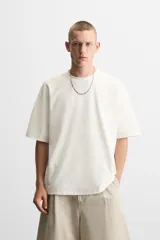 Camiseta negra de corte cuadrado, con cuello redondo, mangas cortas y efecto lavado.