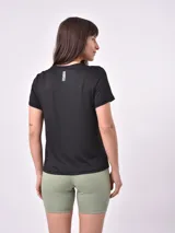 Remera blanca de mangas cortas y corte clásico.