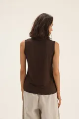 Musculosa marrón de algodón con cuello redondo y sisas amplias.