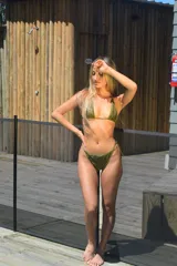 Conjunto de bikini verde militar con corpiño triangular y bombacha con tiras finas ajustables.