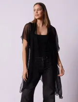Kimono plateado de gasa plisada con detalles de lurex.