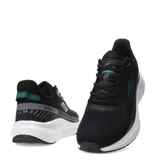 Championes de running Umbro negros con detalles en celeste y suela blanca.
