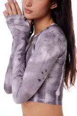 Top manga larga de polisoft con estampa leather patch.