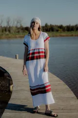 Vestido largo tejido a rayas horizontales en color blanco, rojo, marrón y celeste.