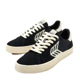Championes urbanos Cariuma Catiba Pro 2.0, color negro con logo lateral en blanco y suela color crema.