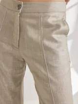 Pantalón de viscosa y lino color dorado, de corte Oxford y tiro alto, con bolsillos laterales.