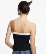 Top sin breteles negro con borde superior blanco, confeccionado en tejido de ribana.