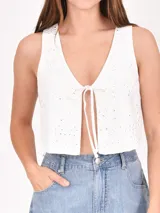 Chaleco blanco con calados y lazo en el frente.