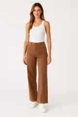 Pantalón de jean color marrón, de corte recto y tiro alto, con bolsillos delanteros y traseros.