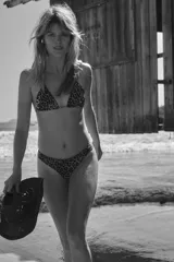 Conjunto de bikini verde esmeralda, con corpiño triangular y bombacha vedetina.