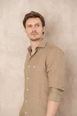 Camisa de manga larga color beige confeccionada 100% en lino, con cuello Hudson y corte slim fit.