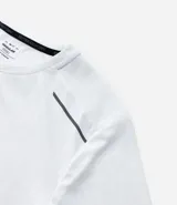 Remera deportiva gris con cuello redondo, mangas cortas, estampa heat print y detalle en los hombros. Confeccionada en tejido de malla con tecnología Dry.