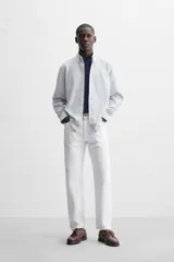 Camisa azul marino de corte regular fit, confeccionada en tejido de algodón Oxford. Tiene cuello abotonado, manga larga con puños abotonados, bolsillo de parche en el pecho y cierre frontal con botones.
