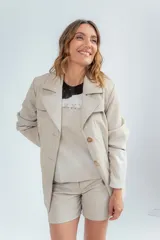 Chaqueta de cuero ovino color avellana, con cuello solapa y cierre frontal con botones. Diseño canchero para looks nocturnos. Talle único.
