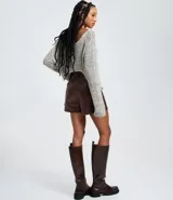 Short pollera femenino de PU color marrón oscuro, con cintura con trabillas, cierre frontal y bolsillos cargo laterales.