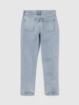 Pantalón de jean celeste claro, corte girlfriend, tiro alto y pierna recta.