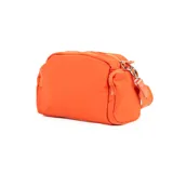 Bandolera rectangular color naranja de poliéster, con cierre superior, bolsillo interno con cierre, dos bolsillos externos abiertos y uno con cierre. Tiene correa de hombro ajustable y logo de XL Extra Large al frente.