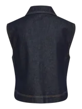 Chaleco de denim azul oscuro con cuello con solapas, cierre frontal con cremallera metálica y dos bolsillos de parche en el pecho.