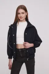Campera holgada azul marino con cierre frontal y detalles contrastantes, de manga larga.