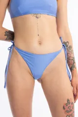 Bombacha less color celeste con tiras laterales para atar.