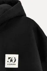 Sudadera rosa pálido con capucha, cierre frontal con cremallera, bolsillos tipo canguro y logo bordado en el pecho.