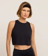 Musculosa deportiva negra de microfibra texturizada, corte box, cuello redondo y espalda con abertura circular.