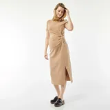 Vestido midi color beige de corte recto, con mangas cortas y nudo lateral.