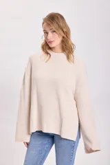 Sweater color crudo de punto inglés con cuello redondo y mangas largas.