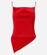 Blusa de tirantes finos color vino tinto, con escote drapeado (degagê) y acabado satinado. El bajo es asimétrico.