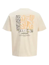 Camiseta de manga corta color crema, con cuello redondo y calce relajado. Presenta un pequeño logo de Jack & Jones estampado en el pecho y un estampado grande en la espalda.