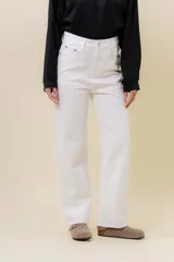 Jean de corte recto y tiro medio en color crudo. Cuenta con diseño clásico de cinco bolsillos, cierre frontal con botón y cremallera, y pasacintos.