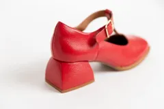 Guillerminas de cuero color crema con taco bloque de 6 cm y hebilla dorada.