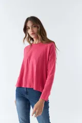 Remera de manga larga color lila, con escote redondo y corte regular.