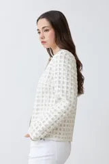 Chaqueta color crudo de eco cuero con detalle de tul calado.