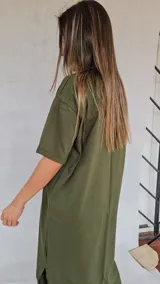 Vestido largo de color verde militar, con corte recto y abertura lateral.