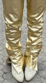 Pantalón de cuero vacuno metalizado con forro, de tiro medio y botón de cuero.