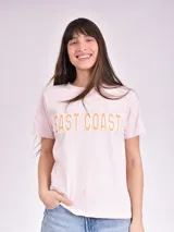 Remera celeste de algodón con estampado de flor y texto "Real View".