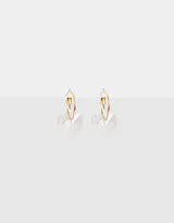 Aros dorados tipo argolla con dije de corazón transparente con strass.