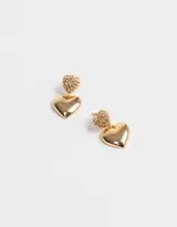 Aros colgantes dorados con forma de corazón, con la parte superior cubierta de strass.