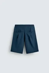 Bermuda azul petróleo de corte relaxed fit, confeccionada en algodón. Tiene cintura elástica ajustable con cordón, bolsillos laterales y un bolsillo trasero.