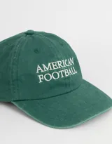Gorra de béisbol azul marino con bordado frontal de la frase "American Football" en color blanco.