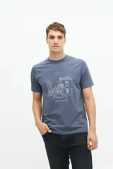 Remera verde de manga corta con cuello redondo y estampado blanco con la leyenda 'Budapest Hungary' y un dibujo de un edificio.