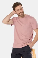 Remera celeste de manga corta con cuello redondo y bordado pequeño en el pecho. Corte clásico.