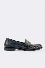 Mocasines de cuero negro con detalle de antifaz.