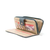 Billetera larga color marrón claro, con cierre de broche a presión en la solapa frontal y cierre de cremallera en el borde lateral. Presenta múltiples compartimentos internos y un bolsillo exterior con cierre.