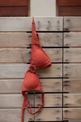 Conjunto de bikini turquesa con textura acanalada, compuesto por un corpiño triangular con argolla central y una bombacha vedetina con argollas en los laterales.
