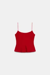 Top rojo con tirantes finos y escote recto. El bajo está acabado en peplum.