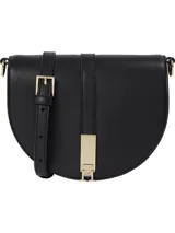 Cartera saddle negra de poliuretano con silueta curva y detalles metálicos dorados. Cuenta con correa extraíble ajustable, cierre de solapa magnético, dos compartimentos principales y un compartimento con cremallera.