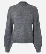 Suéter gris de punto, corte corto, con cuello alto y mangas largas abullonadas.