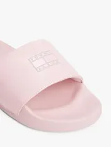 Ojotas Tommy Jeans color rosa con acabado acharolado y parche tonal en bajo relieve con el logo de la marca en la tira.